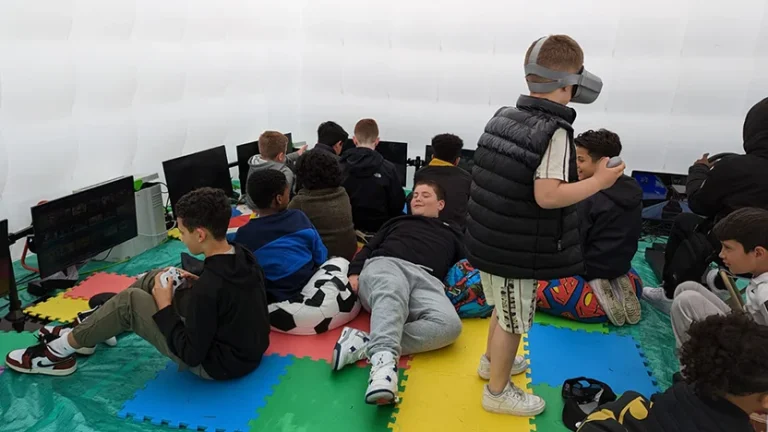 How many children can play at once?