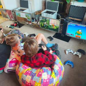 kids-playing-with-games-birthday-party